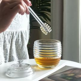 وعاء عسل زجاجي مع عصئ التحريك