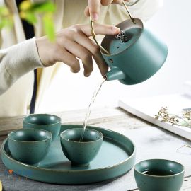 طقم ابريق شاي مع اربع فناجين