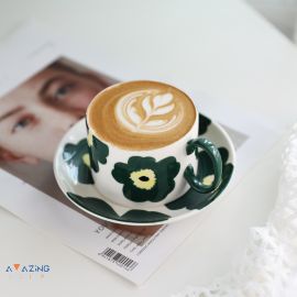 فنجان قهوه بنمط زهور